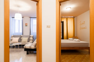 bilocale con divano e poltrona letto. due bagni , uno con doccia uno con vasca